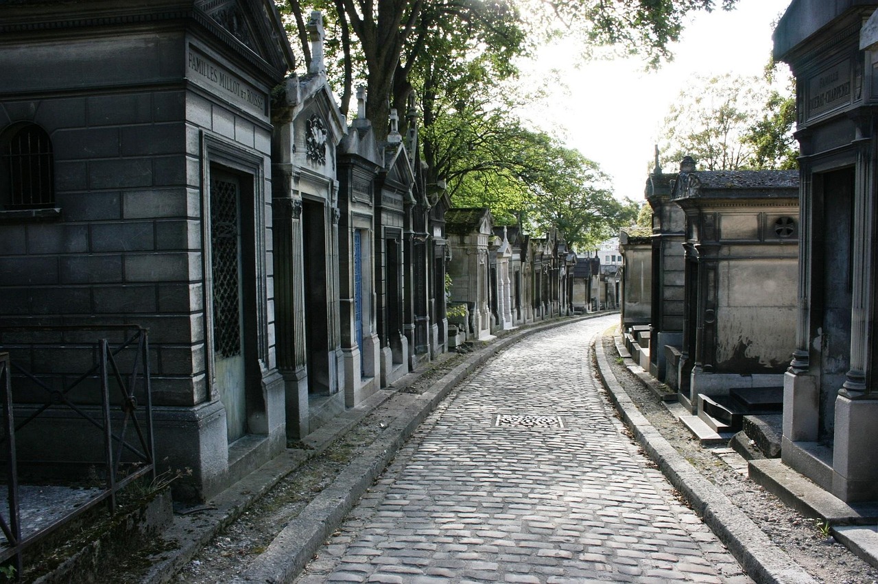 allée du cimetière du père lachaise à Paris