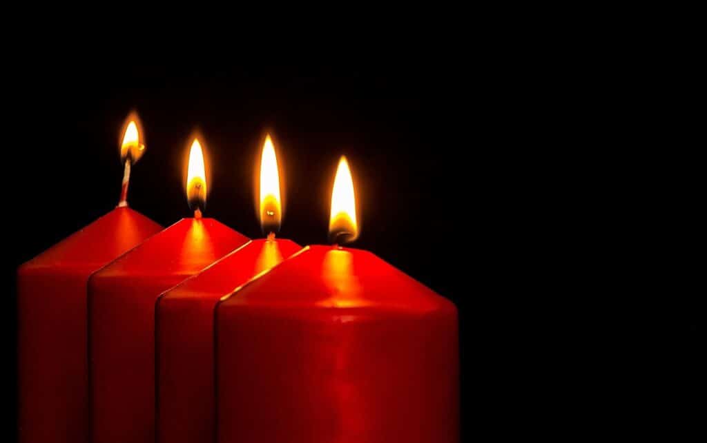 rituel de bougies lors d'une cérémonie funéraire