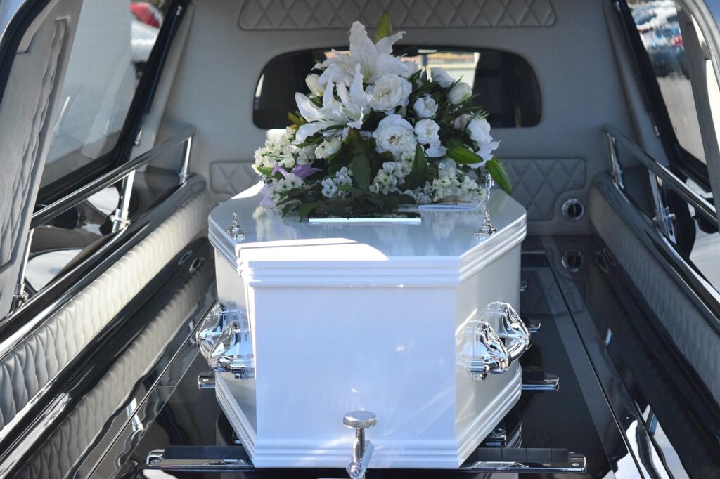 un cercueil blanc dans une voiture