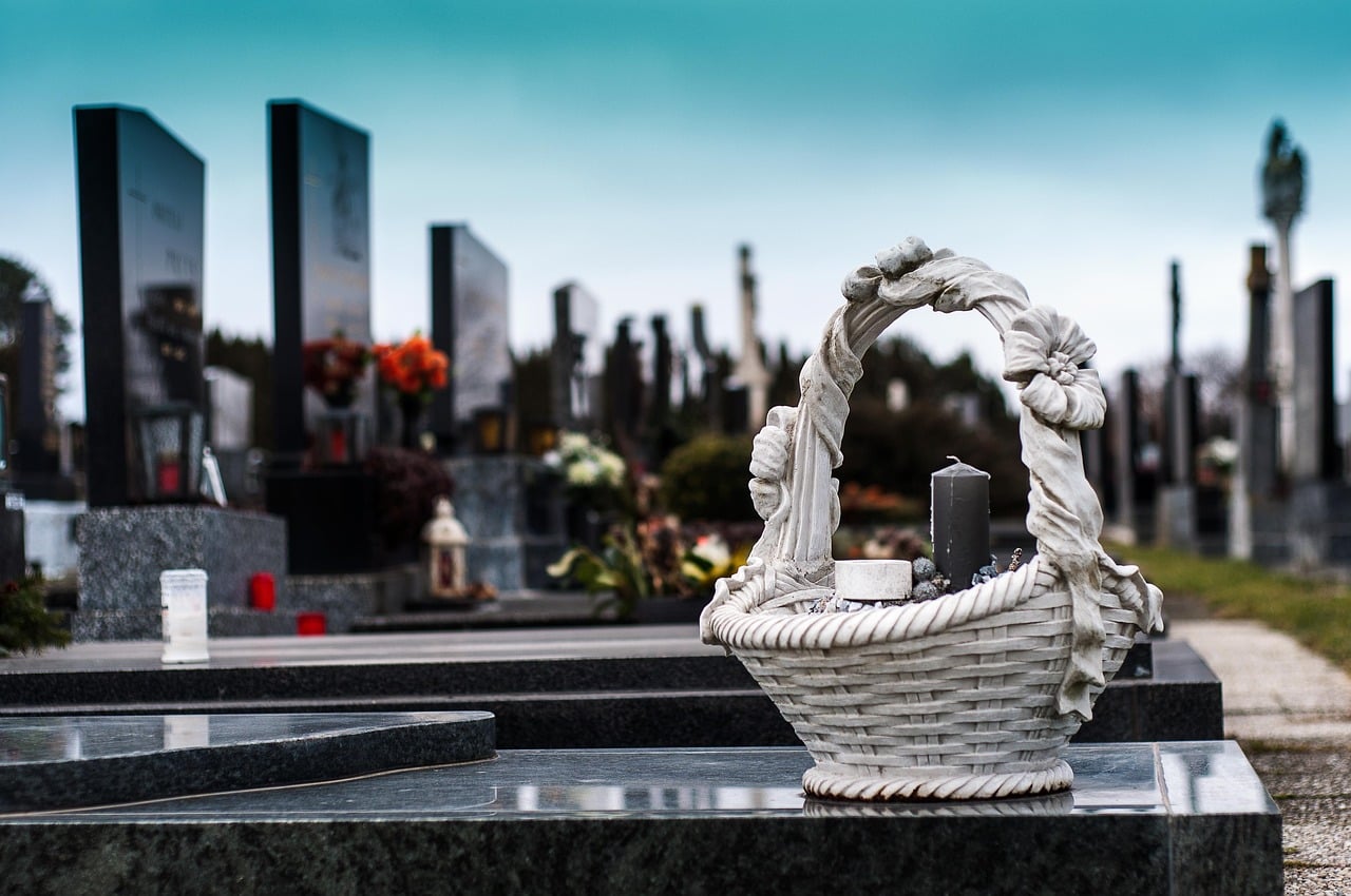 vue sur une tombe dans un cimetière