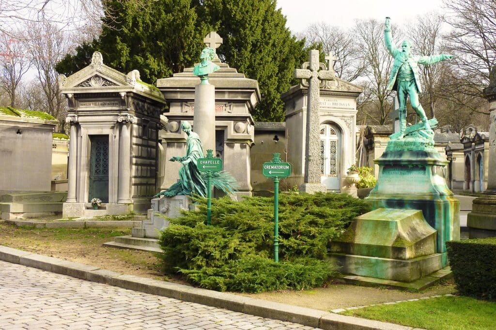 allées du cimetière du Père Lachaise à Paris
