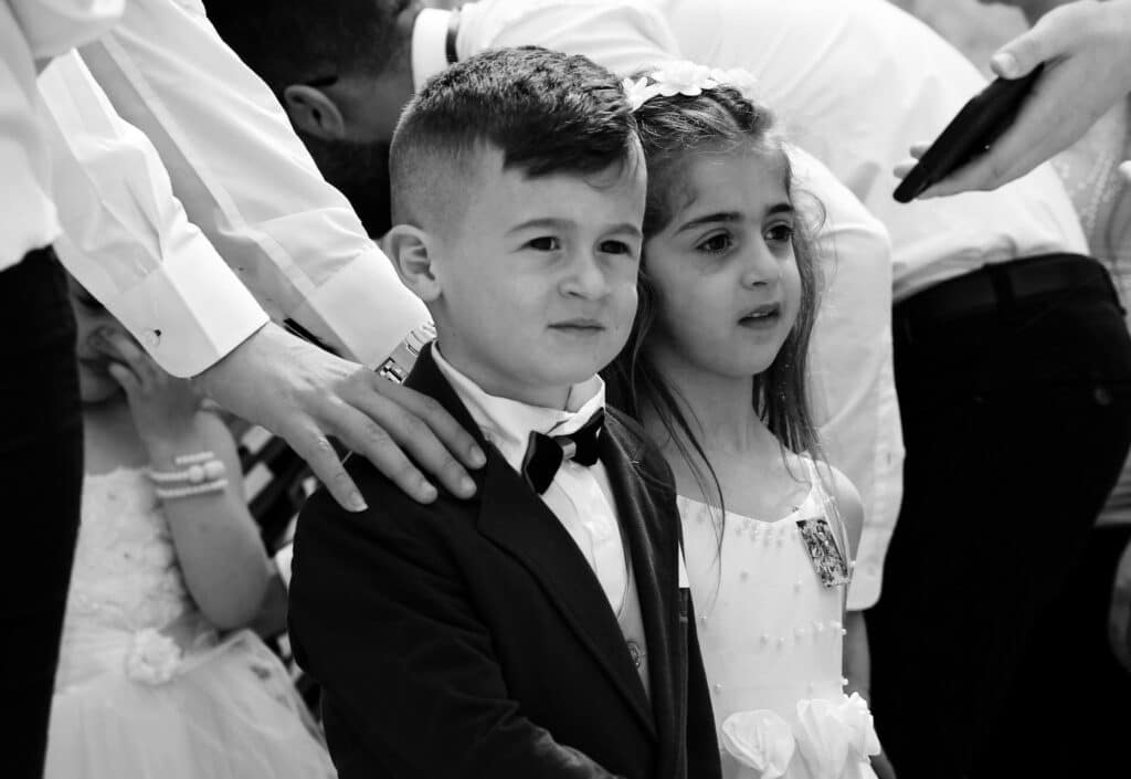 des enfants participent a un enterrement