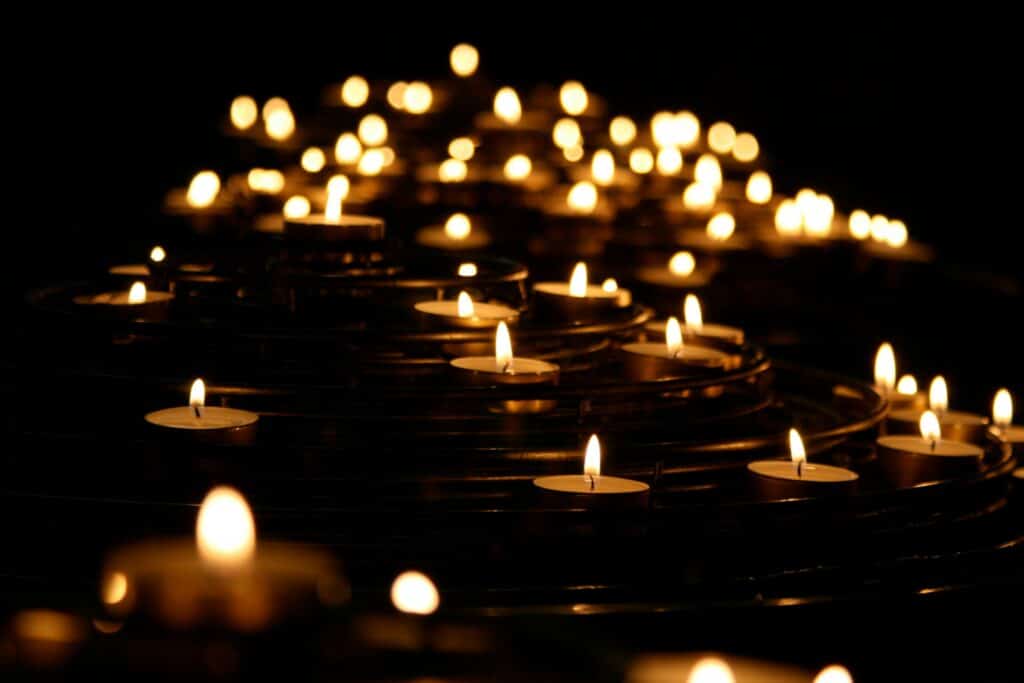 bougies lors d'un rituel funeraire