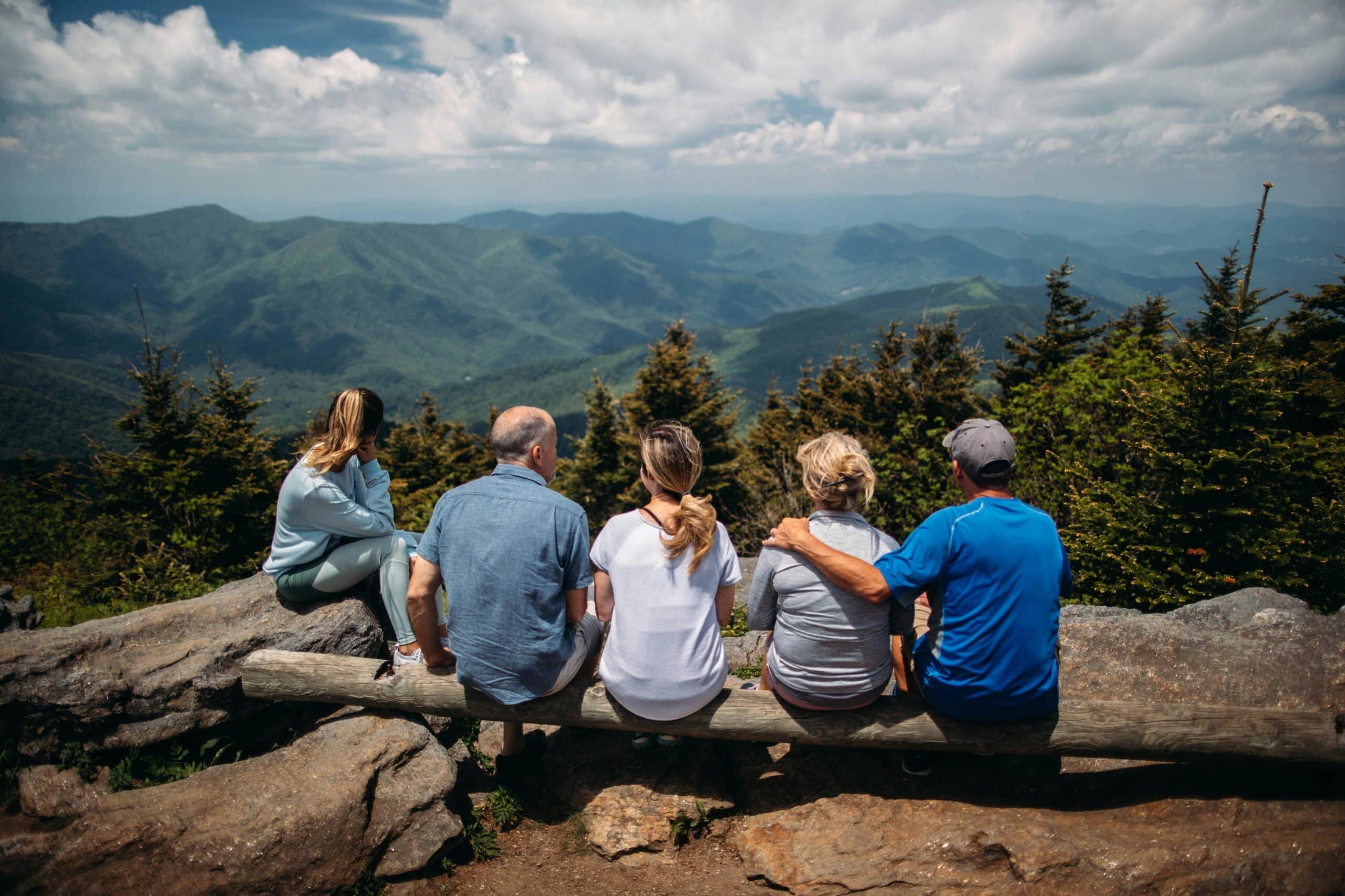 une famille regarde l'horizon ensemble
