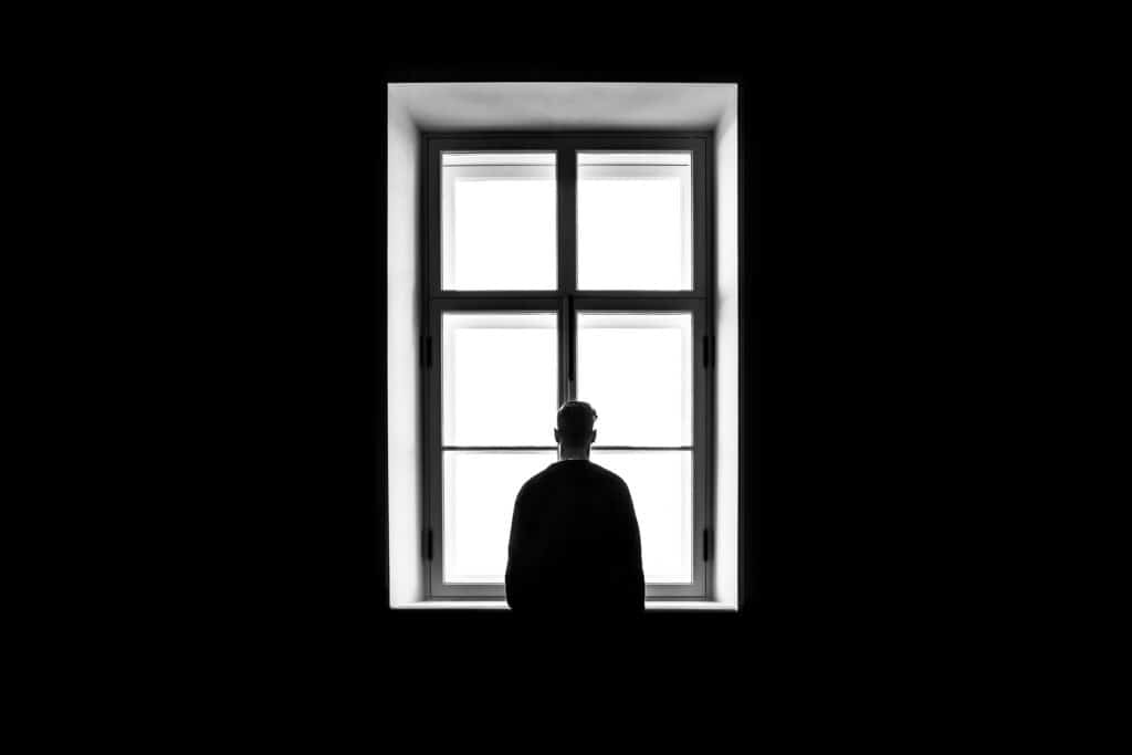 un homme se sent seul et regarde par la fenetre