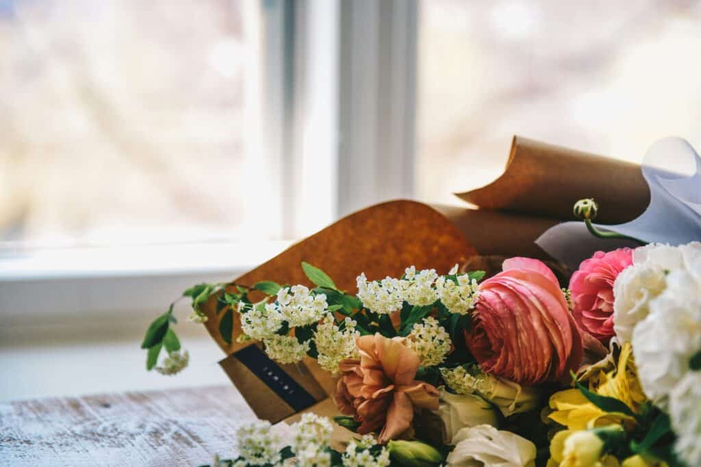 un bouquet de fleurs lors d'un hommage aux obseques personalisées d'un défunt.
